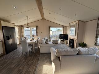 The Retreat 8 Lodge - Hot tub, WiFi, pet friendly, bath - Golden Palm Resort - Meadow Lakes Caravan & Lodge Hire - Chapel Saint Leonards - 6