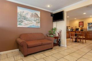 Econo Lodge Inn & Suites - 2