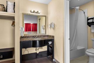 Econo Lodge Inn & Suites - Santa Rosa - 1