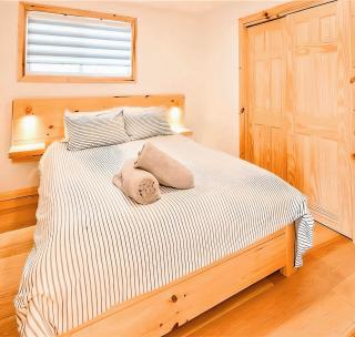 Modern 3BR Chalet with Lake Access, Hot Tub, Near Montreal - Wentworth-Nord - 4