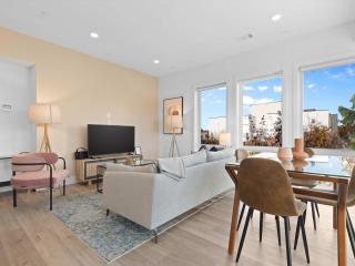 2-Level 2BR & Terrace - Near Metro & Union Market - Washington - 3