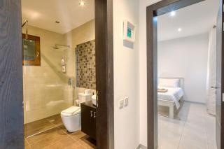 Luxury Stay with Jacuzzi, BBQ and Huge Pool - 3