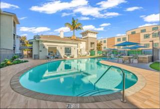 Spacious,2Queen beds, free parking, pool&gym and central location - 2