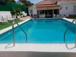 Chalet con Jardín, Piscina Privada y parking - Sevilha - 2