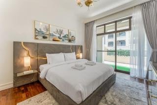 Souk Al Bahar Luxury stays near poolside with Burj Khalifa view by Norbu Holiday Homes - 6