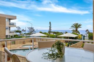 Headlands 10 Two Bedroom Beachside Apartment with Magical Ocean Views Great Value for Money - Alexandra Headland - 0
