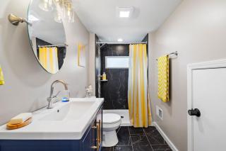 Chic Home with Large Private Yard! Hot Tub, Close To Downtown - Pittsburgh - 3
