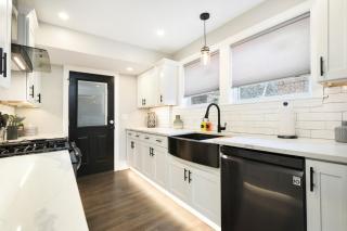 Elegant Home Near PITT, CMU - Sauna & Hot Tub - Park & Walk! - 9