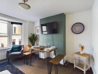 Two Bedroom by Brookland Stays Serviced Accommodation Short Lets Brighton & Hove with Free WiFi - Brighton & Hove - 5
