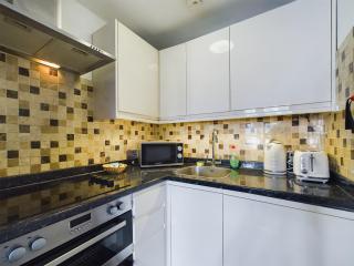 Two Bedroom by Brookland Stays Serviced Accommodation Short Lets Brighton & Hove with Free WiFi - Brighton & Hove - 2