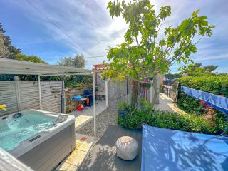 Beachfront House with Private Jacuzzi and Garden Zadar - Zadar - 9