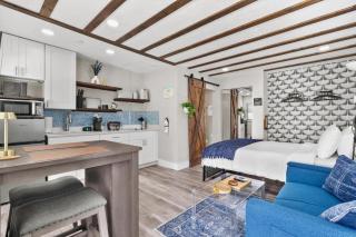 Winter Getaway! Walkable to Beach Access, Restaurants & Nightlife! Beach Equipment Included & Pet Friendly! - 8