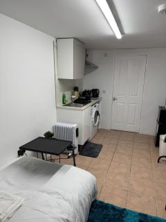 Studio in NW9 - 4