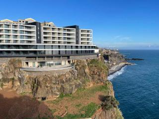 Oceanfront Elegance Madeira Retreat - 6
