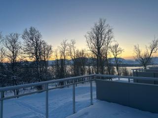 Beautiful view with a walking distance to everything - 4