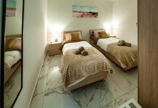 Top amazing luxury Maisonette with back patio - 8