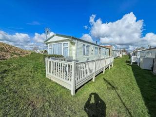 Superb Caravan With Decking And Free Wifi At Naze Marine Park Ref 17236C - Walton-on-the-Naze - 0