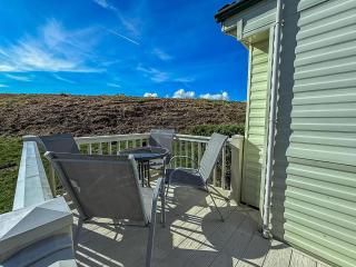Superb Caravan With Decking And Free Wifi At Naze Marine Park Ref 17236C - Walton-on-the-Naze - 1