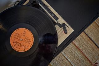 Zene Apartment Vinyl Record Player & Projector - Budapest - 3