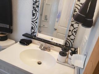 1 private bedroom and 2 loft Cabin in the Country Woods - - 2