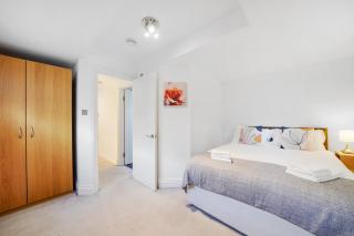 Apt 3, Soho Apartments 2nd & 3rd floors by Indigo Flats - London - 1