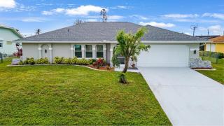Heated Pool, Freshwater Canal, Dock & Bikes - Villa Amara - Roelens - Cape Coral - 2