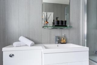 Bright & Spacious 2-bed House - 8