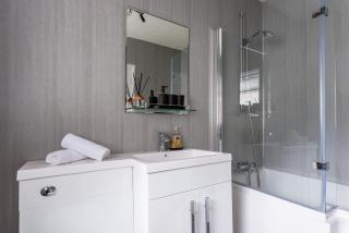 Bright & Spacious 2-bed House - 6