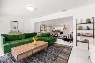 Spacious Retreat Sleeps 12 Private Pool Fire Pit - Miami - 2