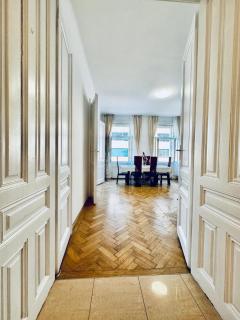 Affordable 1BR & 1LR Apt, 7 Min to Westbahnhof - Wenen - 8