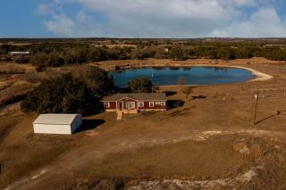 Peaceful Country Retreat - Pond, Deck, Fire Pit - Lometa - 9