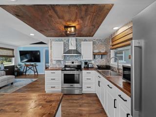 Relaxing modest bungalow- Mins to Beach - Pool - Yard - Englewood - 1