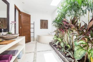 Modern Villa 4 Br Large Pool And Garden Seminyak - Seminyak - 6