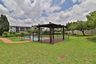 Classy Apartment 1, in Golf Estate with UPS - Roodepoort - 9