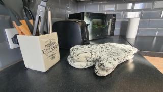 Harbour House - Entire Detached 4-BDR & 4-Beds Home, Ensuite and Bath - Serving Contractors, Tourists, Santa Pod, and Silverstone - Sleep 7 - Smart TV - Self Catering - Hi-Speed WiFi - Ample Free On-Street Parking - 5