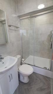 Harbour House - Entire Detached 4-BDR & 4-Beds Home, Ensuite and Bath - Serving Contractors, Tourists, Santa Pod, and Silverstone - Sleep 7 - Smart TV - Self Catering - Hi-Speed WiFi - Ample Free On-Street Parking - 7