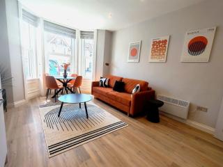 Stunning Modern Apartment Sleeps 4 - 6 Min walk from Golden Beaches-Free Parking - 6