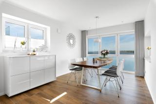 Brise- direkt am Wasser, Hafenblick, Fahrstuhl, Sauna, ueberdachter Balkon - Olpenitz - 2