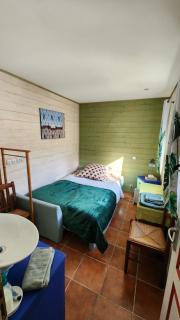 L'Escale - private bed, shower room & kitchen - 6