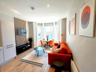 Stunning Modern Apartment Sleeps 4 - 6 Min walk from Golden Beaches-Free Parking - Bournemouth - 0