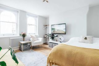 The Contender - Fitzrovia - by Frankie Says - Londen - 7
