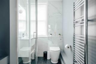 The Contender - Fitzrovia - by Frankie Says - Londen - 3