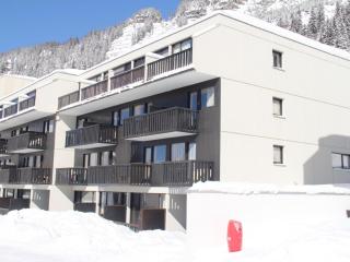 Studio rénové - Balcon sud - Proche pistes et commerces - FR-1-425-209 - 1
