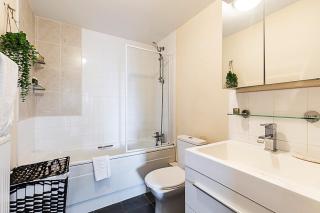 Sleek Flat with River Views In Canary Wharf - London - 7