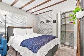 Winter Getaway! Walkable to Beach Access, Restaurants & Nightlife! Beach Equipment Included & Pet Friendly! - 4