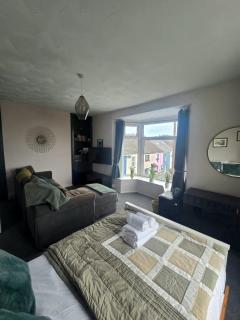 Inalong - Quirky property with sea views above an Ale House - 7