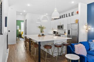 Stunning Modern Townhome with 9 Beds, Walk to Shops - Nashville - 4