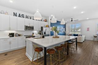 Stunning Modern Townhome with 9 Beds, Walk to Shops - Nashville - 9