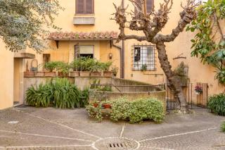 Quiet Trevi Fountain Apartment with patio and backyard - Rome - 7