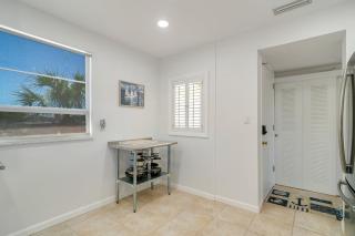 Waterfront 2-Bedroom Retreat in Longboat Key - 4